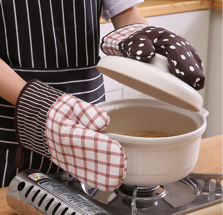 Hand joint pain sufferers - Introducing Heat Proof Oven Mitts - the must-have kitchen essential for any home chef, up close